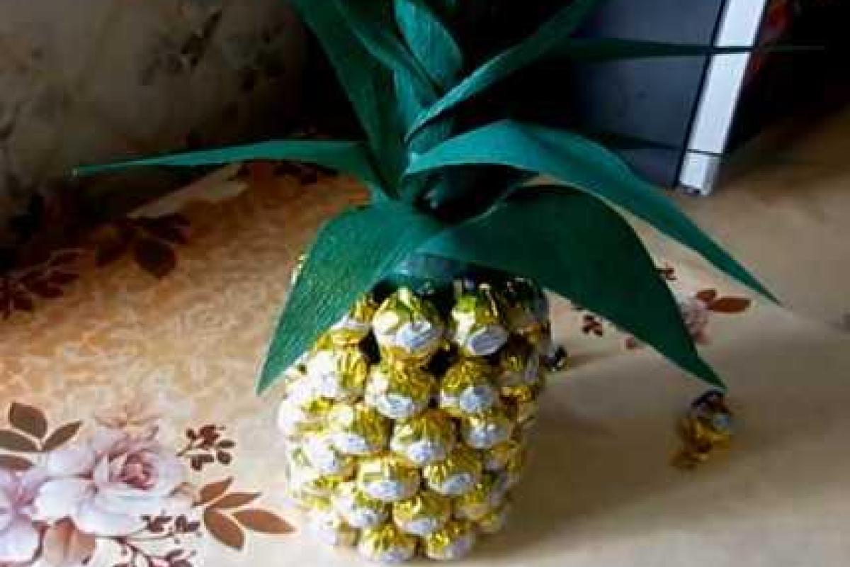 Подарок с сюрпризом - ананас из конфет