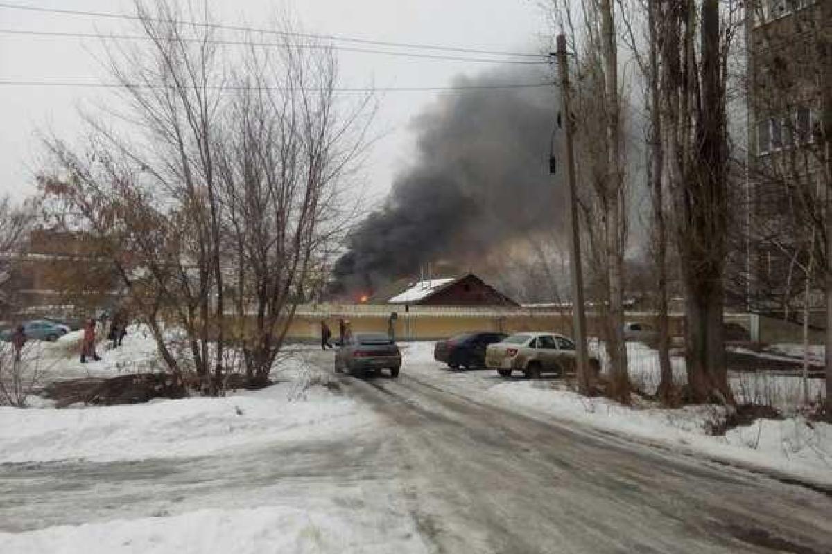 В Саратове горит склад боеприпасов: слышны хлопки и запах пороха В Саратове горит склад боеприпасов: слышны хлопки и запах пороха