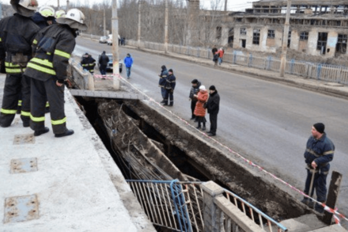 В Луганске обрушился мост, по которому перегоняли российские танки В Луганске обрушился мост, по которому перегоняли российские танки