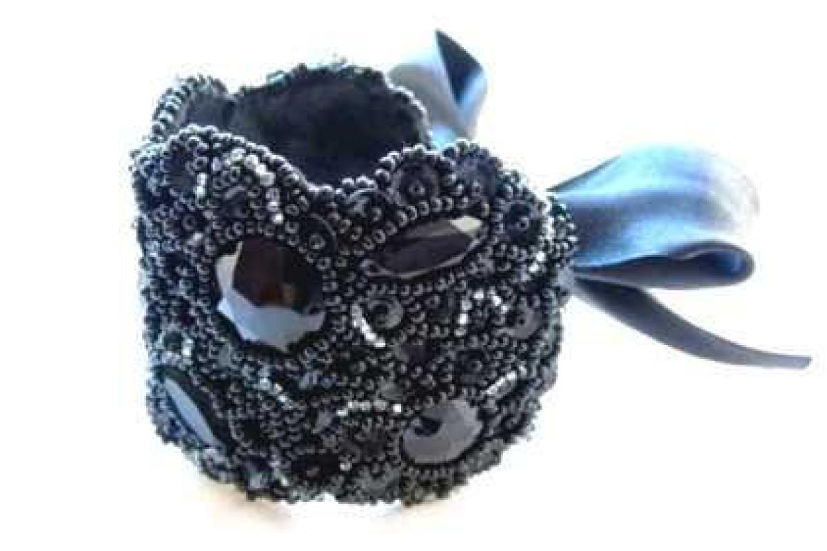 Браслет на лентах вышитый бисером Браслет на лентах вышитый бисером