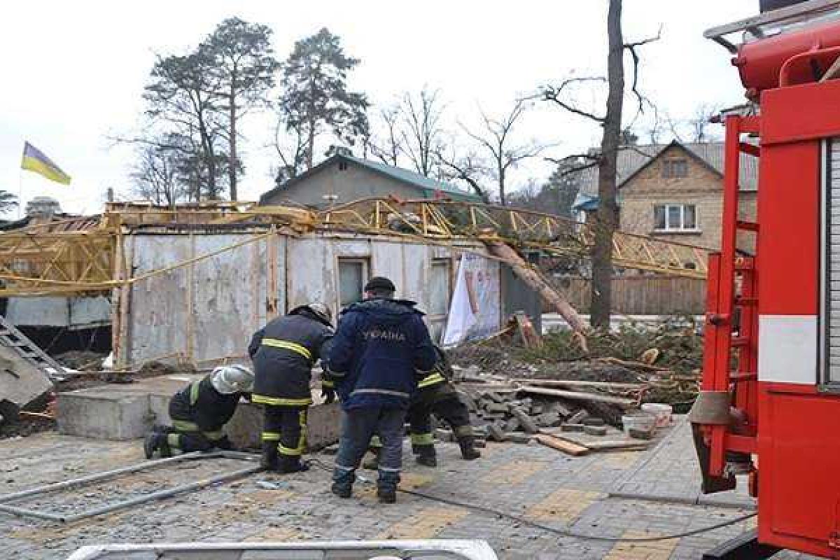 Под Киевом на людей упал башенный кран: есть жертвы