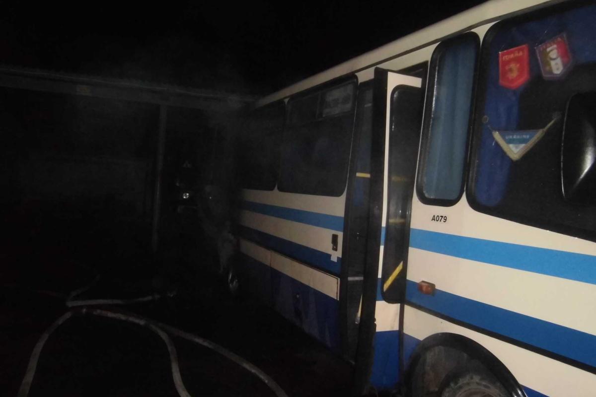 На Киевщине ночью подожгли автобус На Киевщине ночью подожгли автобус