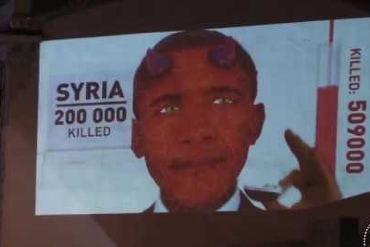 В центре Москвы показали видео с Обамой в образе дьявола