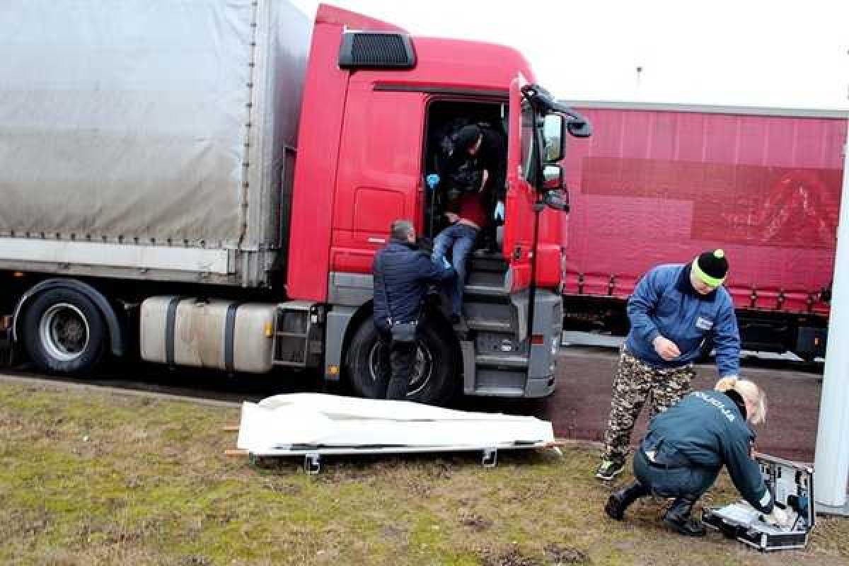 Российский дальнобойщик, стоя в очереди на границе, повесился прямо в кабине своей фуры Российский дальнобойщик, стоя в очереди на границе, повесился прямо в кабине своей фуры