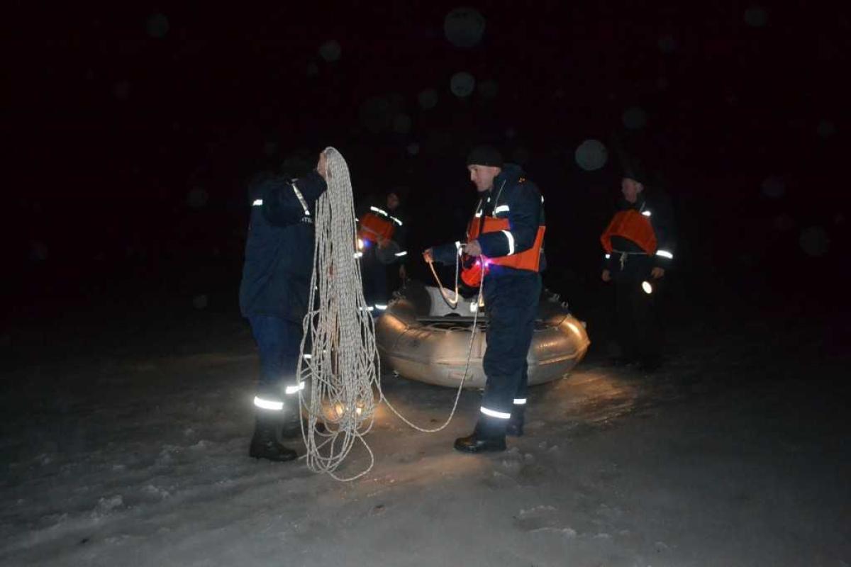 На Киевском водохранилище 11 рыбаков унесло на льдине На Киевском водохранилище 11 рыбаков унесло на льдине