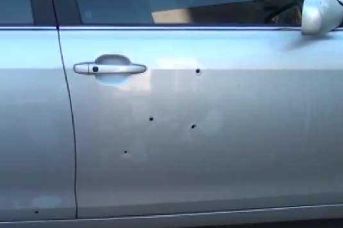 В Киеве неизвестные расстреляли Тойоту, которая стояла в пробке В Киеве неизвестные расстреляли Тойоту, которая стояла в пробке