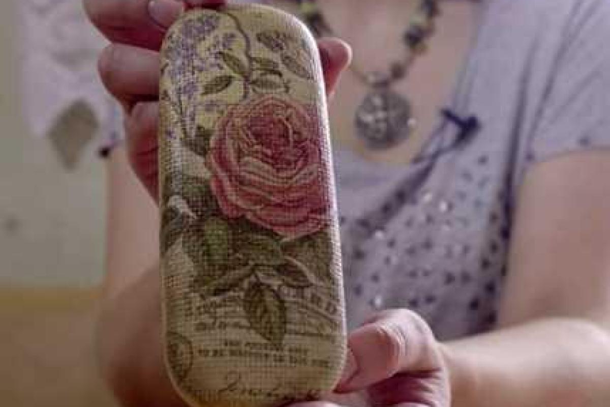 Подарок к 8 Марта — футляр для очков в технике декупаж