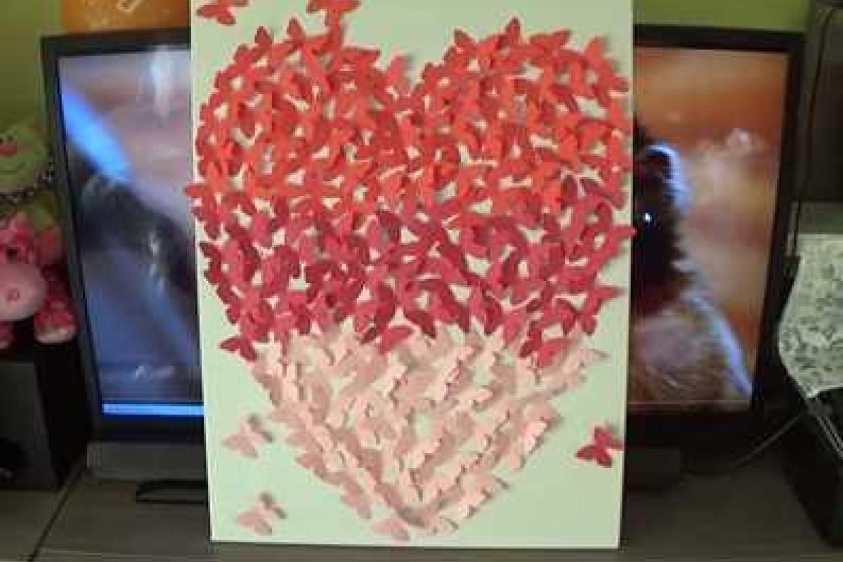 Картина из бабочек в виде сердца Картина из бабочек в виде сердца