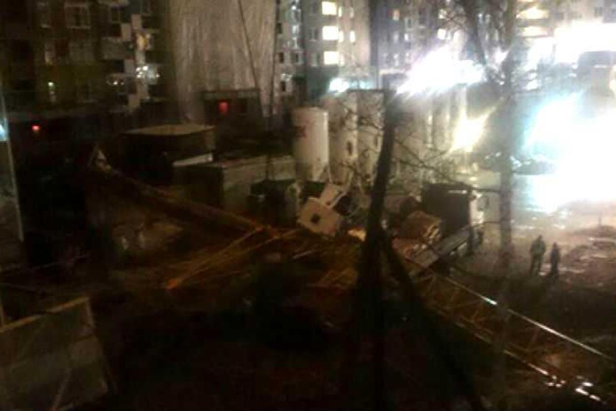 В России на жилой дом упал башенный кран, погиб человек 