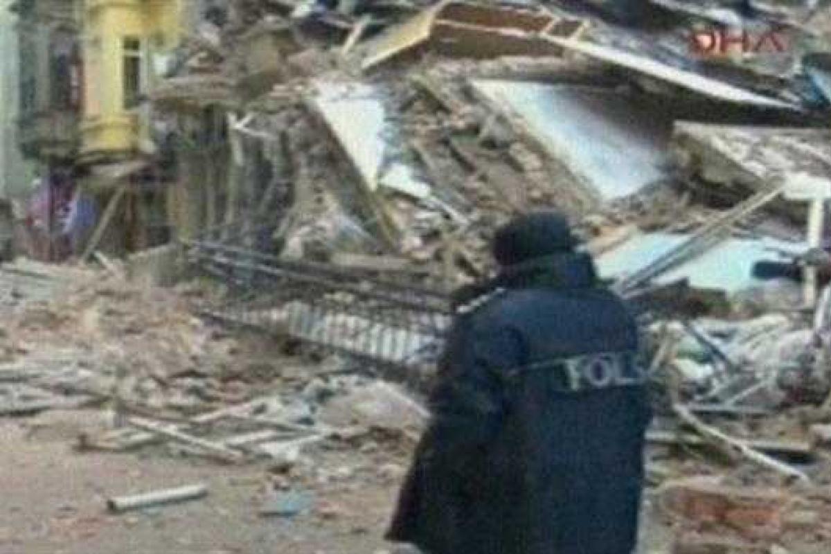 В центре Стамбула рухнул пятиэтажный дом