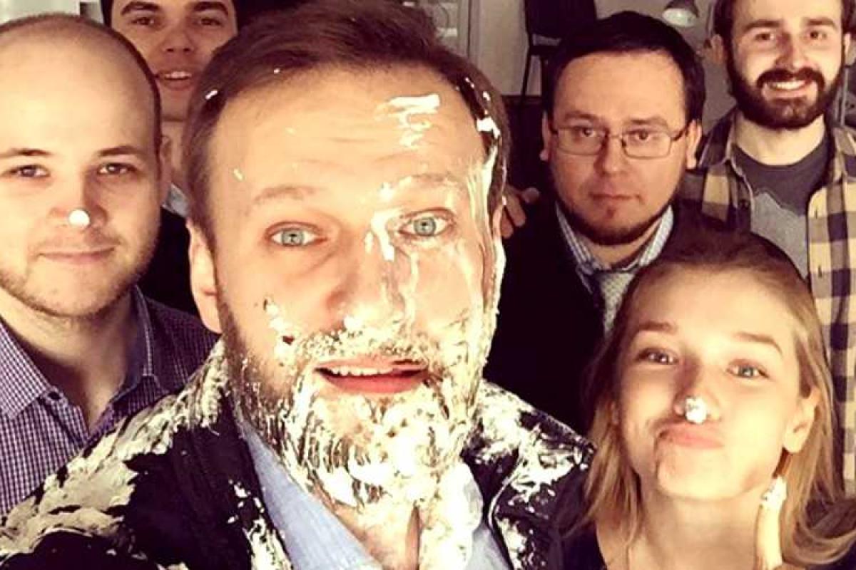 Неизвестные бросили в лицо Навальному два торта