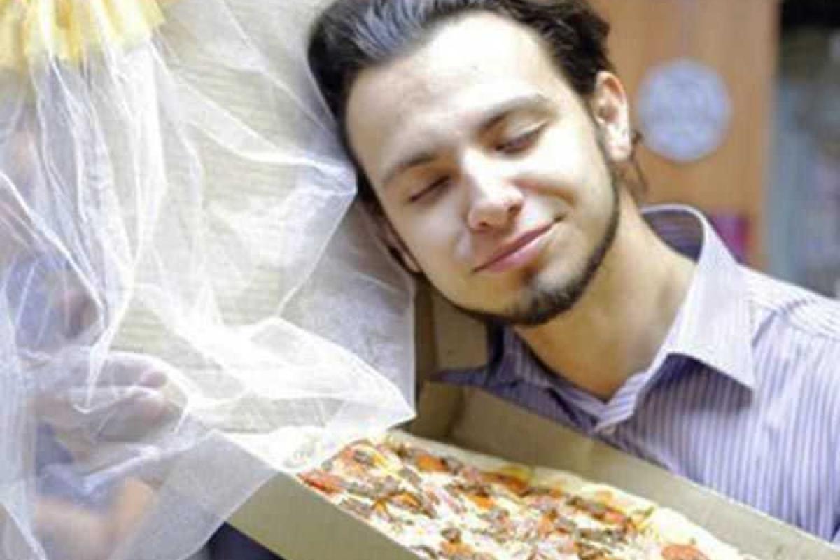 В России молодой человек женился на пицце