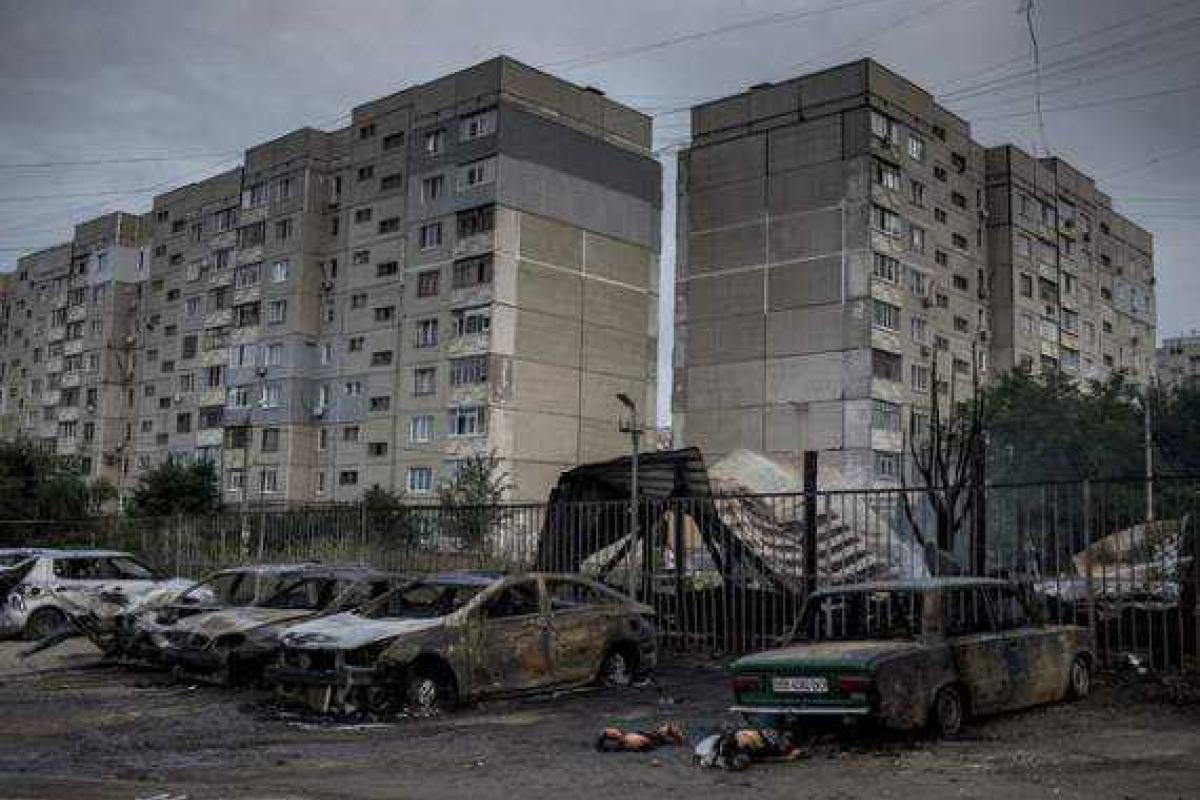 Как живут люди в прифронтовых городах с обеих сторон фронта