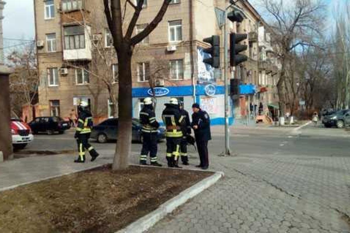 В Мариуполе заминировали три банка: по всем адресам работают полицейские и взрывотехники В Мариуполе заминировали три банка: по всем адресам работают полицейские и взрывотехники