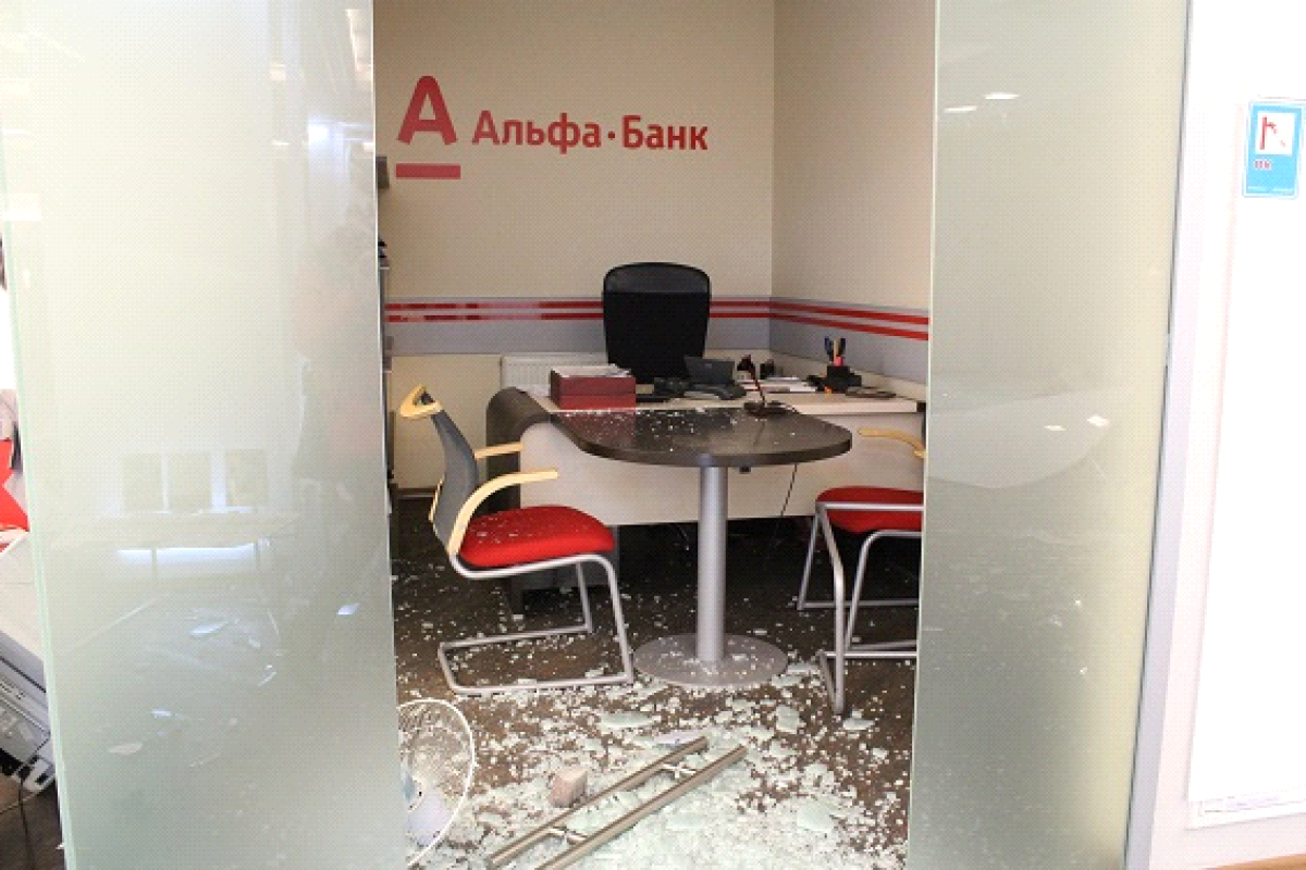 Полицейские задержали белоруса, причастного к погрому в отделении банка на Крещатике Полицейские задержали белоруса, причастного к погрому в отделении банка на Крещатике