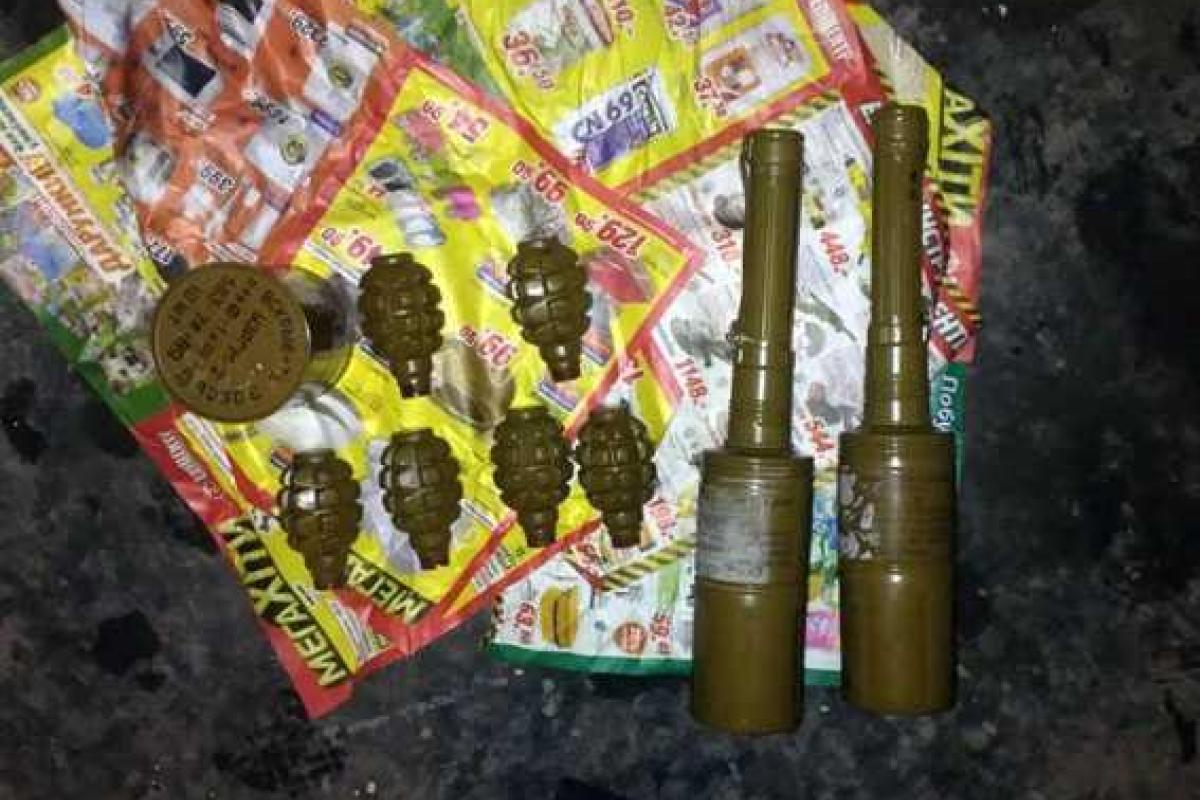 В Авдеевке полиция нашла оружейный арсенал, часть которого преступник закопал во дворе своей девушки В Авдеевке полиция нашла оружейный арсенал, часть которого преступник закопал во дворе своей девушки