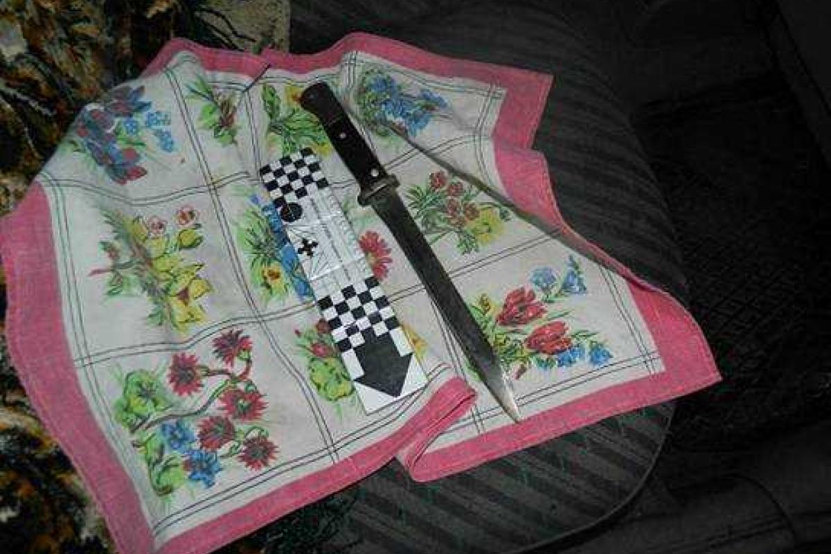 Киевские полицейские изъяли у мужчины нож Киевские полицейские изъяли у мужчины нож