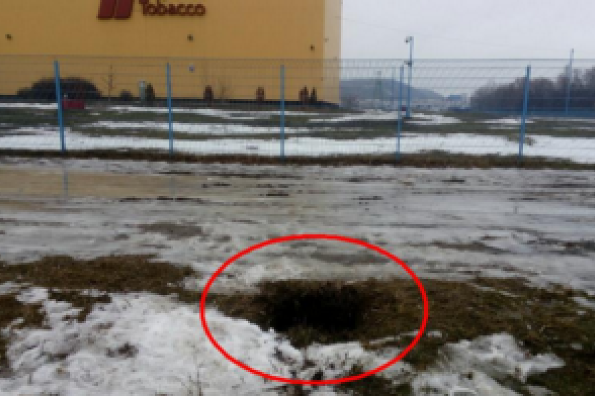 Пожилой киевлянин провалился в канализационный люк Пожилой киевлянин провалился в канализационный люк