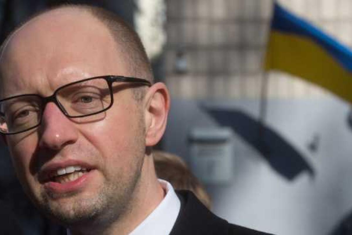 Около 10-ти областных и городских советов выразили недоверие правительству Яценюка