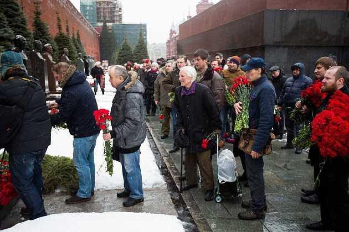 В день смерти Сталина тысячи россиян несли цветы к его могиле