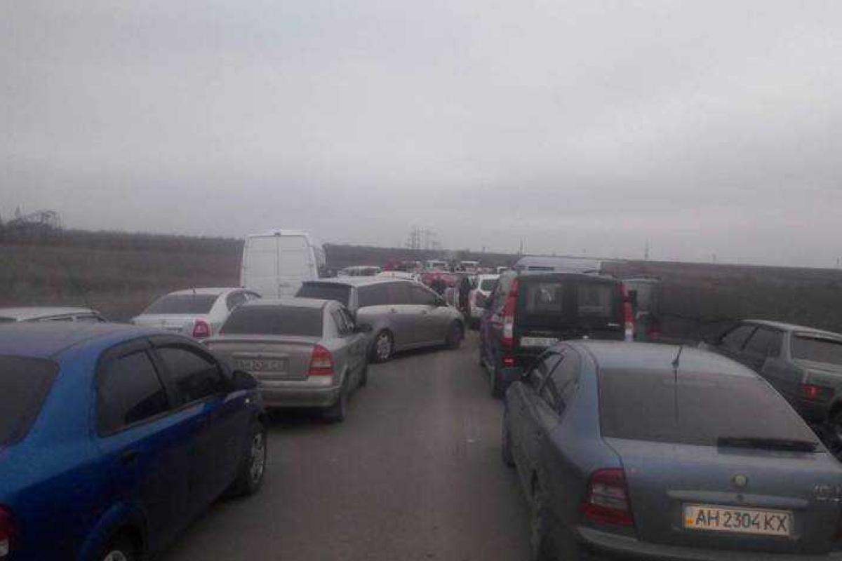 На всех пунктах пропуска в зоне АТО гигантские очереди на выезд с оккупированных территорий На всех пунктах пропуска в зоне АТО гигантские очереди на выезд с оккупированных территорий