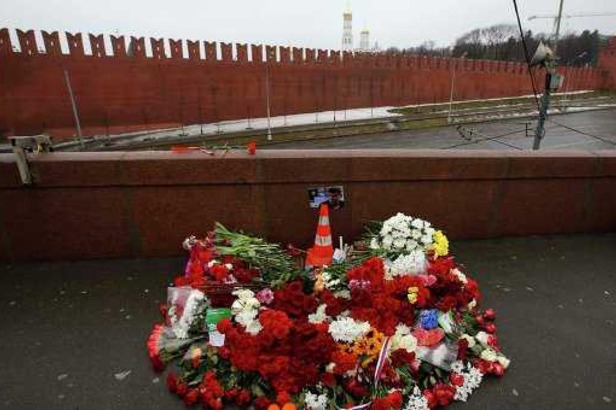 Коммунальщики вновь вывезли цветы и портреты с места убийства Бориса Немцова