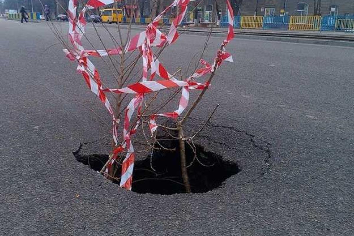 На недавно отремонтированной дороге в Днепропетровске провалился асфальт На недавно отремонтированной дороге в Днепропетровске провалился асфальт
