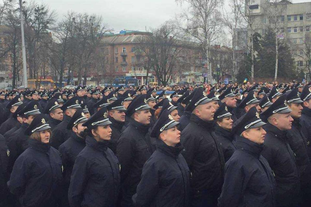 Яценюк поздравил Полтаву с новой патрульной полицией Яценюк поздравил Полтаву с новой патрульной полицией