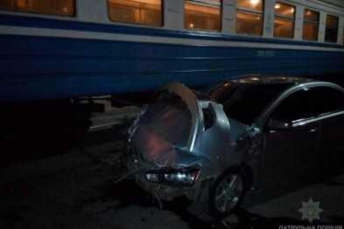 В Харькове иномарка врезалась в движущийся поезд В Харькове иномарка врезалась в движущийся поезд