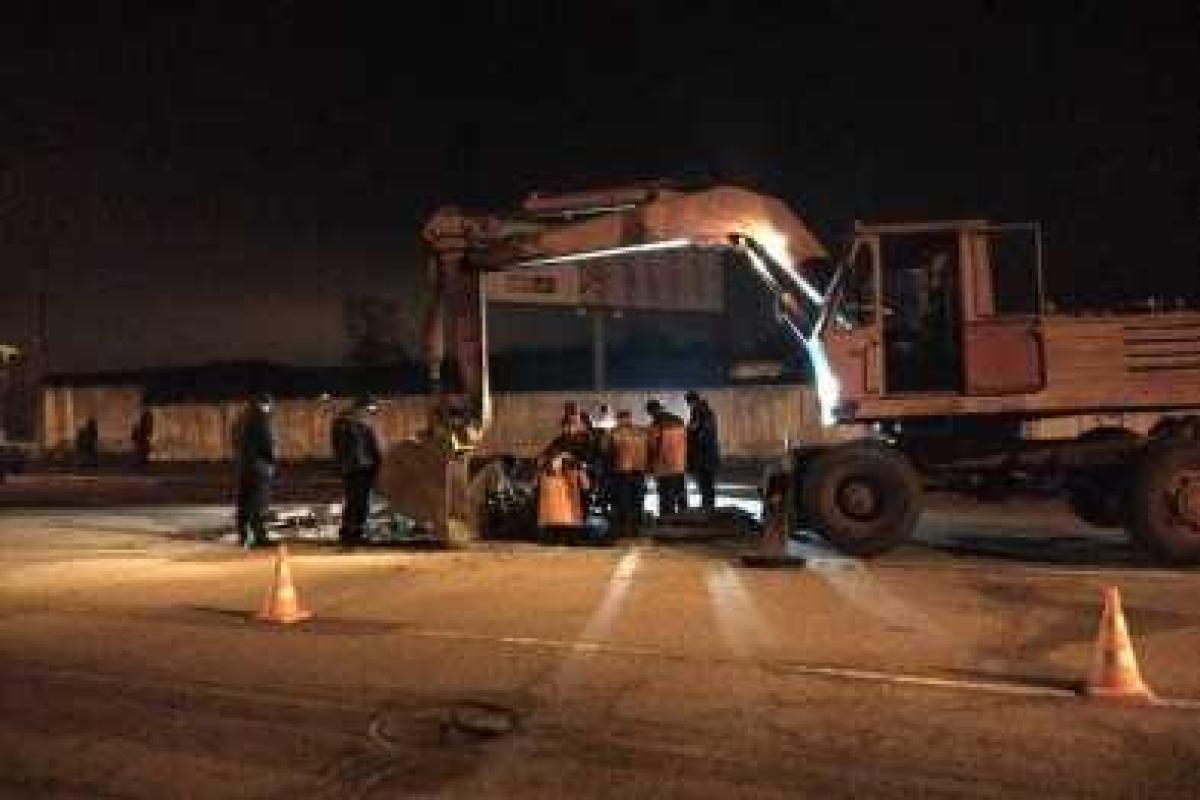 В Харькове посреди улицы прорвало газовую трубу  В Харькове посреди улицы прорвало газовую трубу