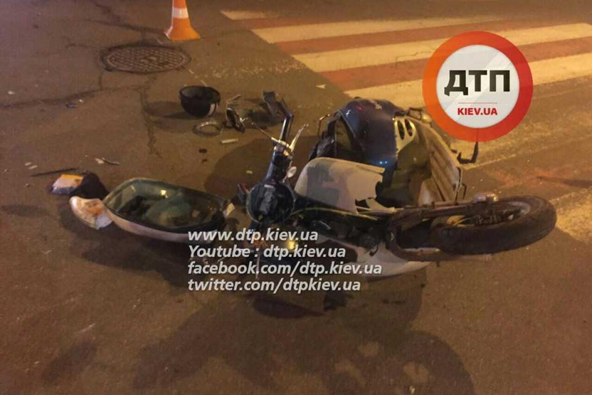 Под Киевом скутер с надписью "Секс Шоп" врезался в микроавтобус