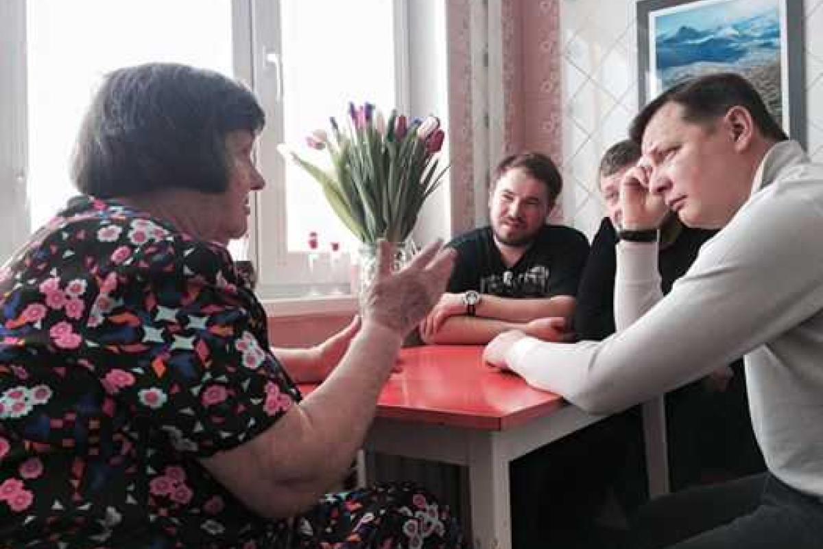 Ляшко поздравил маму Надежды Савченко с 8 Марта Ляшко поздравил маму Надежды Савченко с 8 Марта