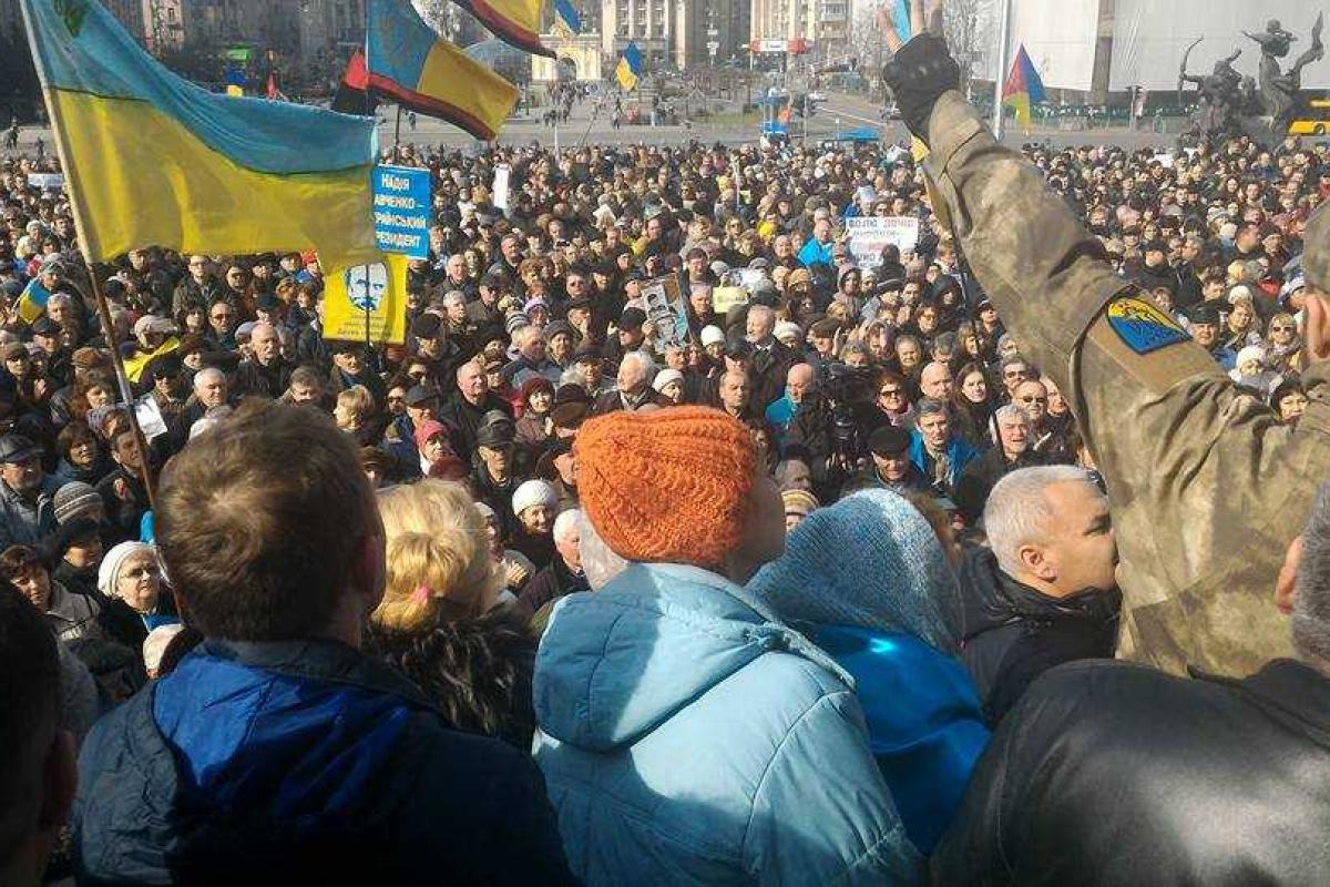 Акция в поддержку Савченко: в Киеве растрощили автомобили, припаркованные у посольства РФ