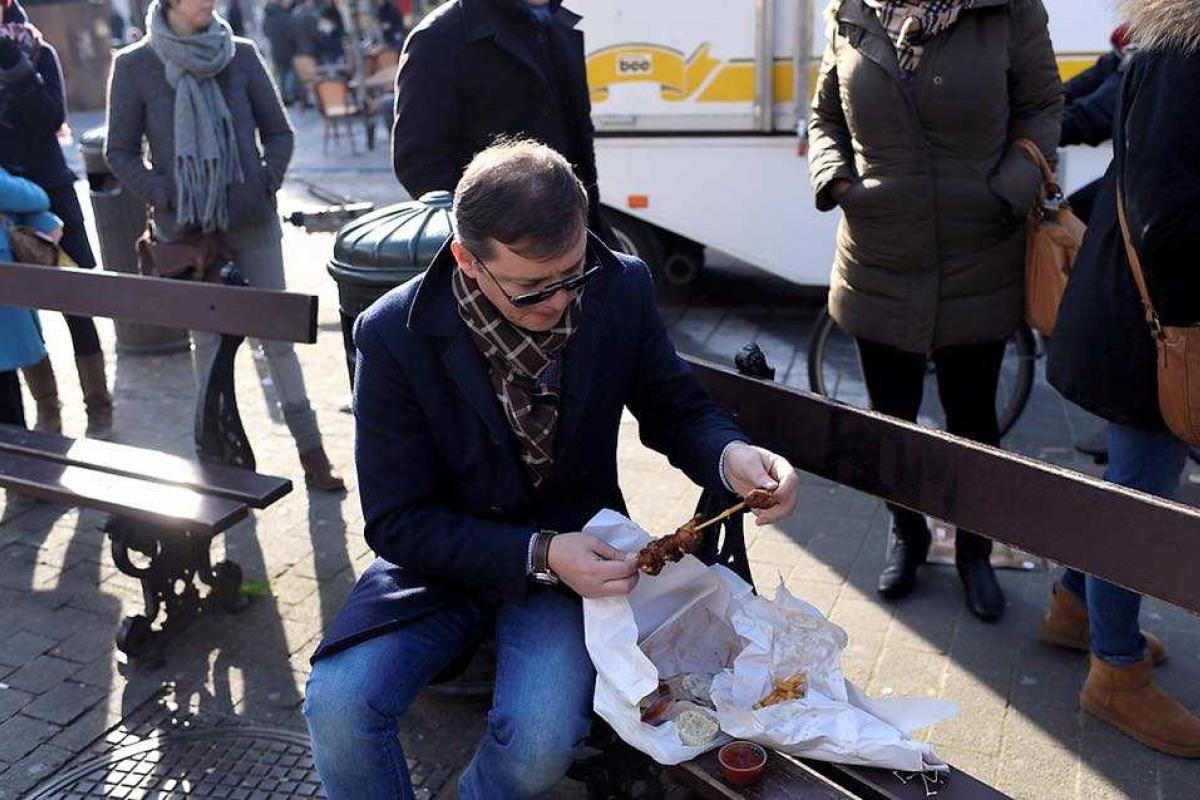 В сети появилось фото как Ляшко обедает на лавочке 