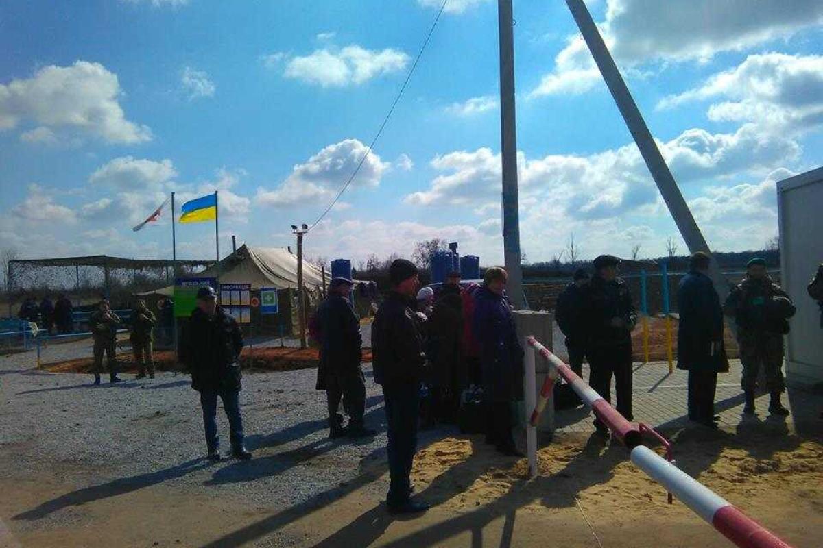 Боевики "ЛНР" не пропускают людей после пересечения КПВВ «Золотое» Боевики "ЛНР" не пропускают людей после пересечения КПВВ «Золотое»