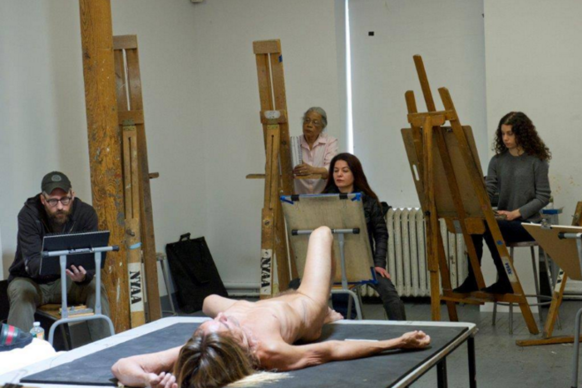 Американский музыкант позировал голым для 21-го художника Американский музыкант позировал голым для 21-го художника