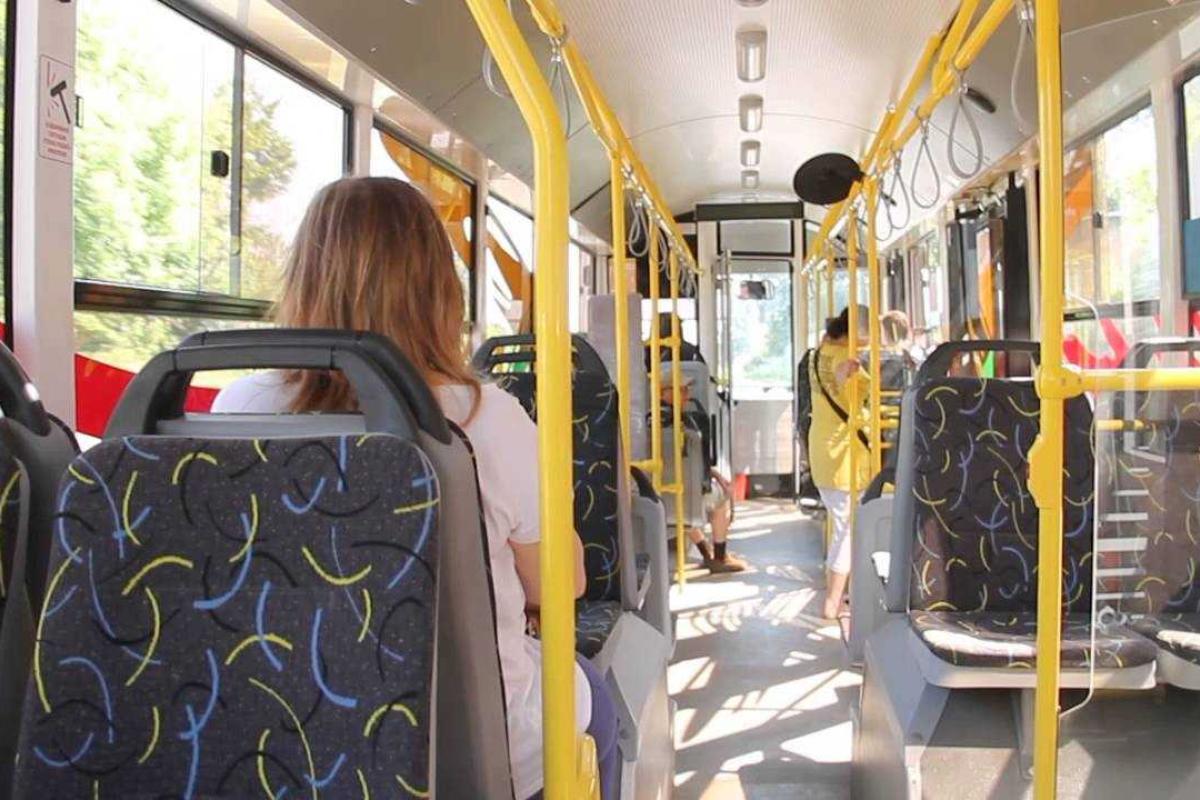 В московском троллейбусе 17-летнюю девушку ударило током В московском троллейбусе 17-летнюю девушку ударило током