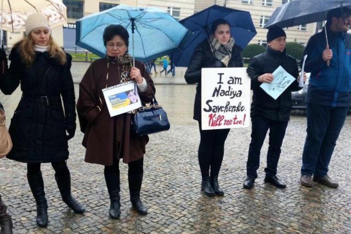 Жители Берлина три часа простояли под дождём ради Надежды Савченко