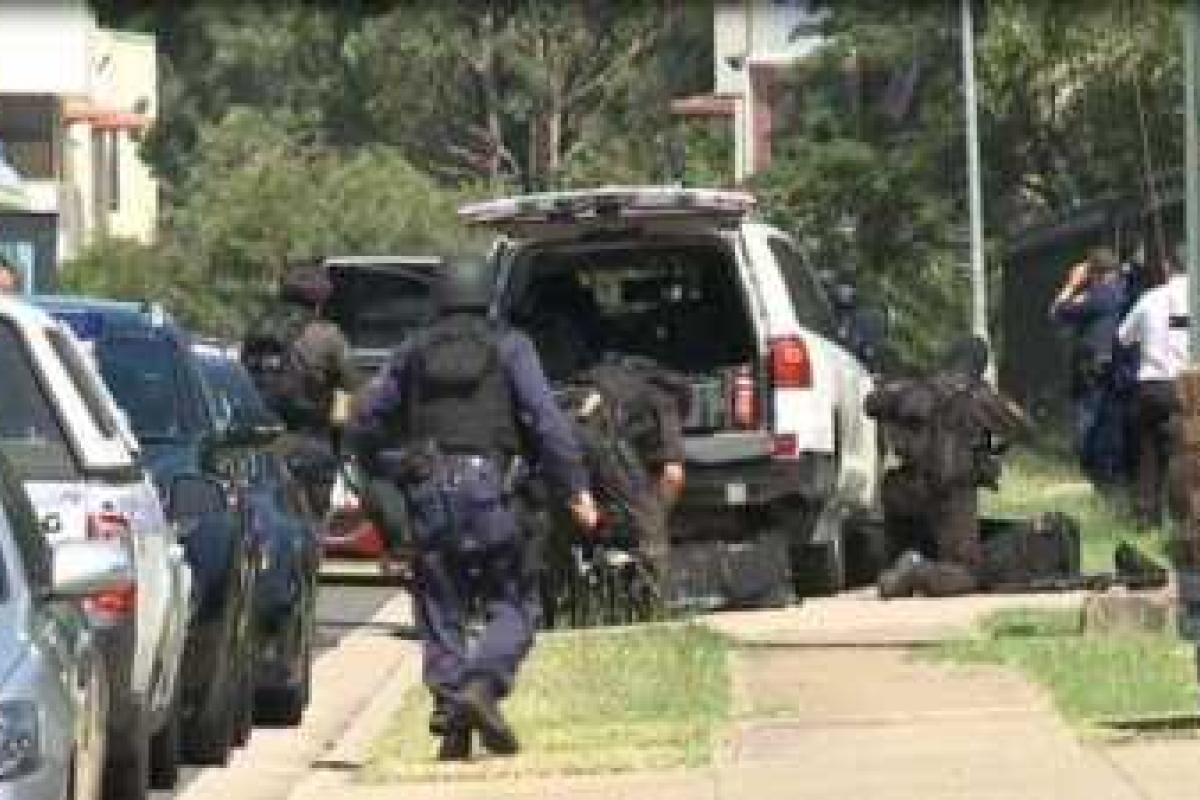 В Сиднее неизвестные устроили стрельбу на заводе и захватили заложников В Сиднее неизвестные устроили стрельбу на заводе и захватили заложников