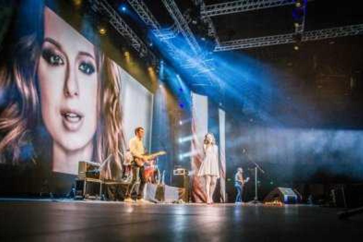 На концерте в Воронеже Юлия Савичева расчувствовалась до слез На концерте в Воронеже Юлия Савичева расчувствовалась до слез