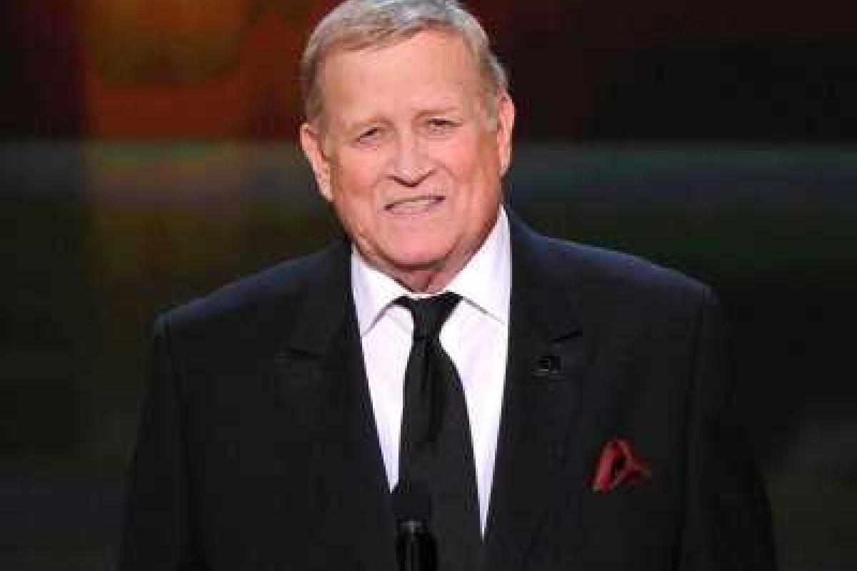 Умер актер сериала «Поющие в терновнике» Кен Ховард 