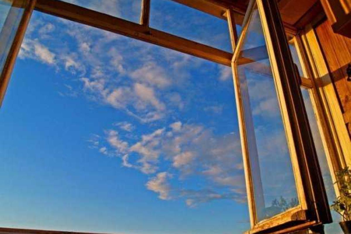 В Москве девочка выпала из окна многоэтажки и осталась жива