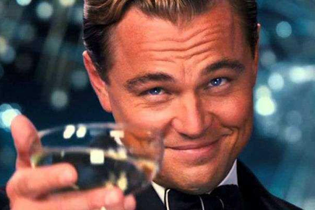 Счастливый Леонардо Ди Каприо обмыл свой «Оскар» в компании мамы и друзей Счастливый Леонардо Ди Каприо обмыл свой «Оскар» в компании мамы и друзей