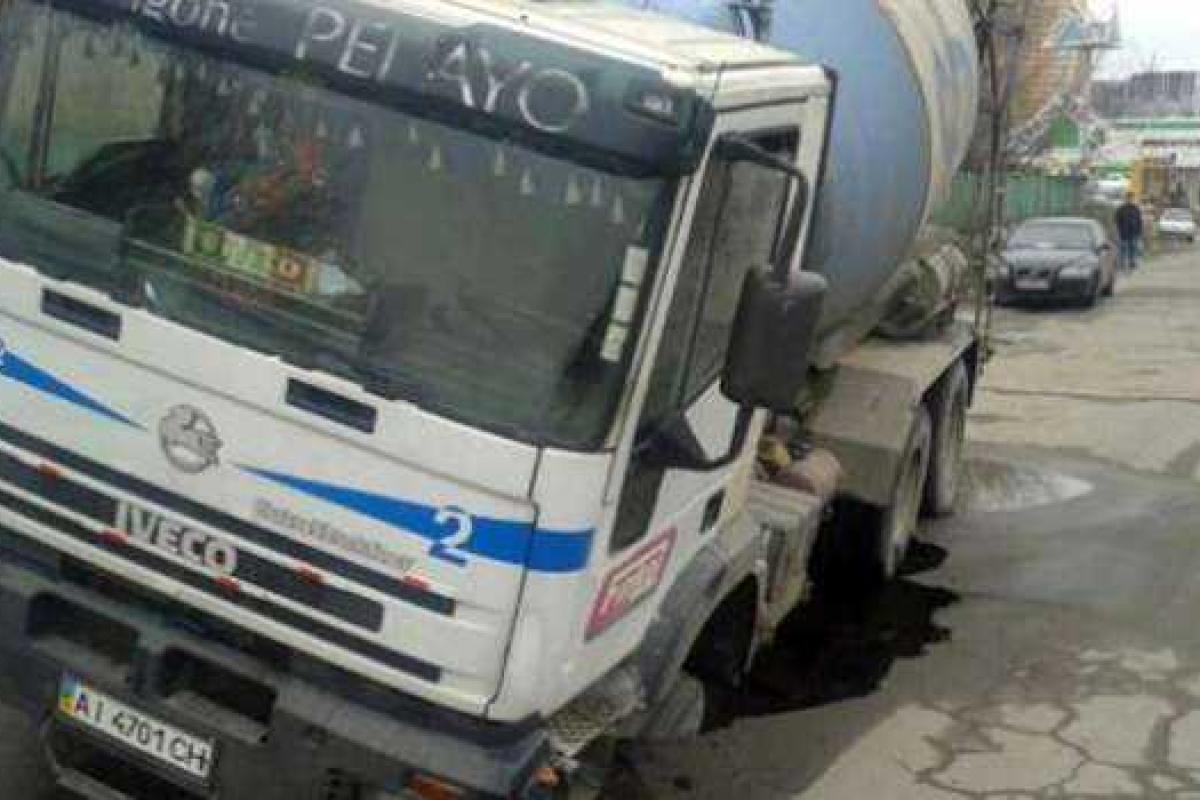 В Киеве под землю провалилась бетономешалка