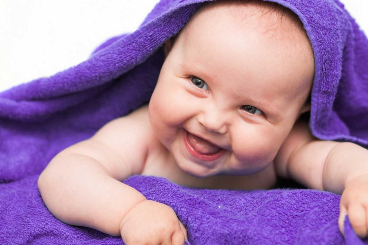 Ученые выяснили, почему улыбаются младенцы