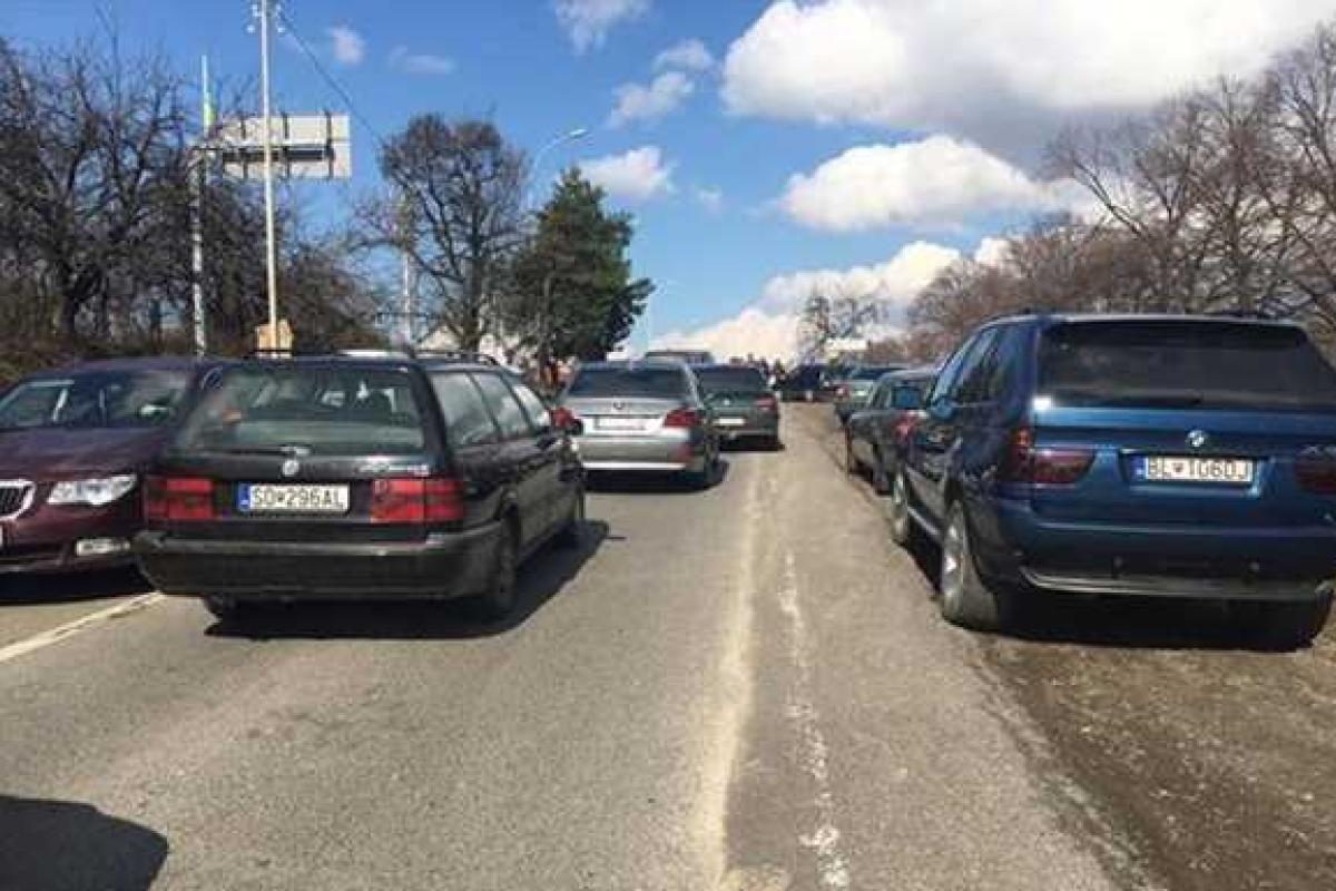 На Закарпатье десятки водителей заблокировали КПП