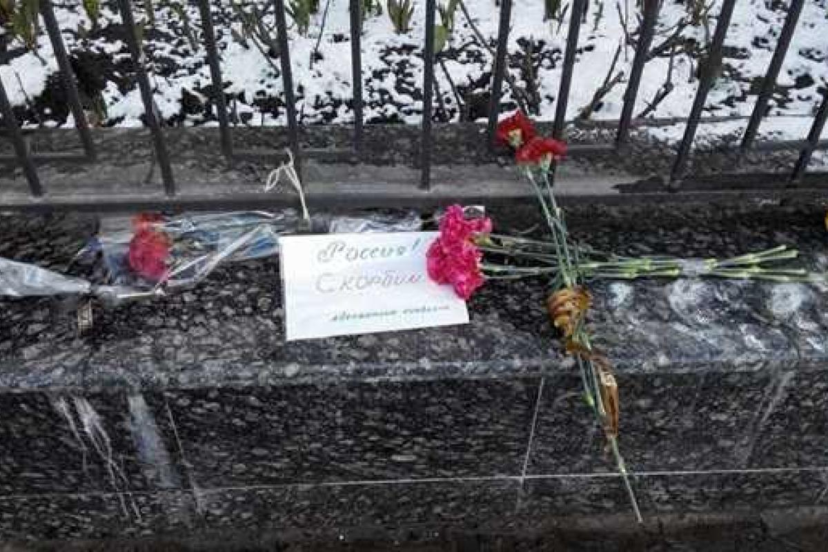 Крушение "Боинга": киевляне несут цветы к посольству РФ Крушение "Боинга": киевляне несут цветы к посольству РФ