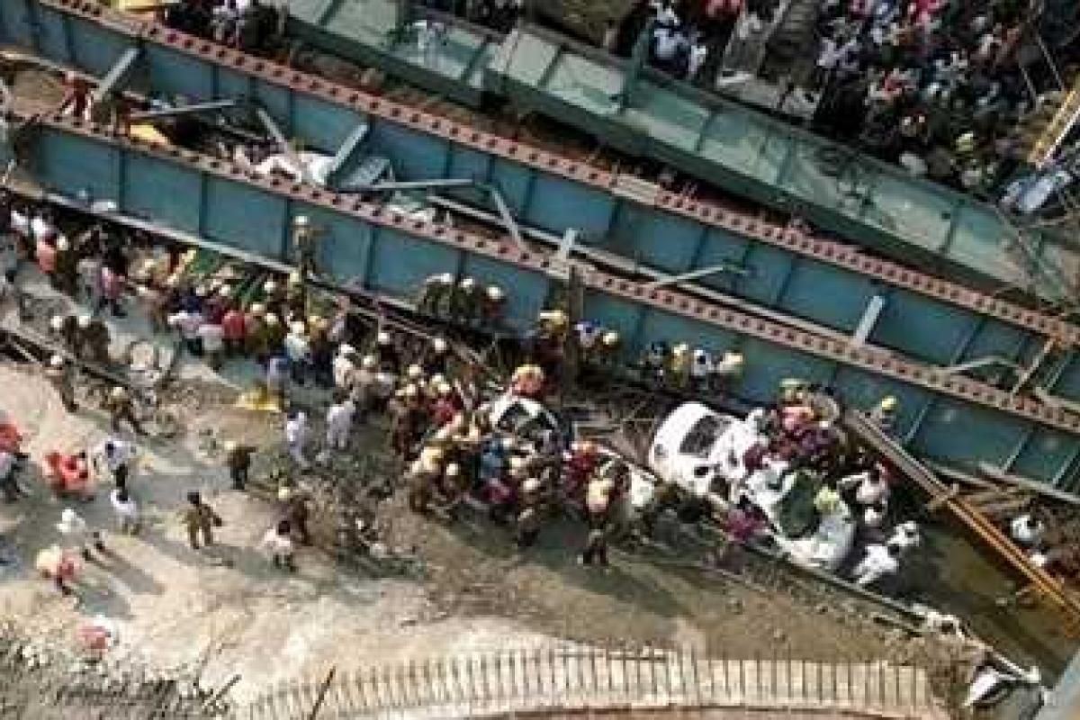 В Индии обрушилась эстакада: около 150 человек оказались под завалами