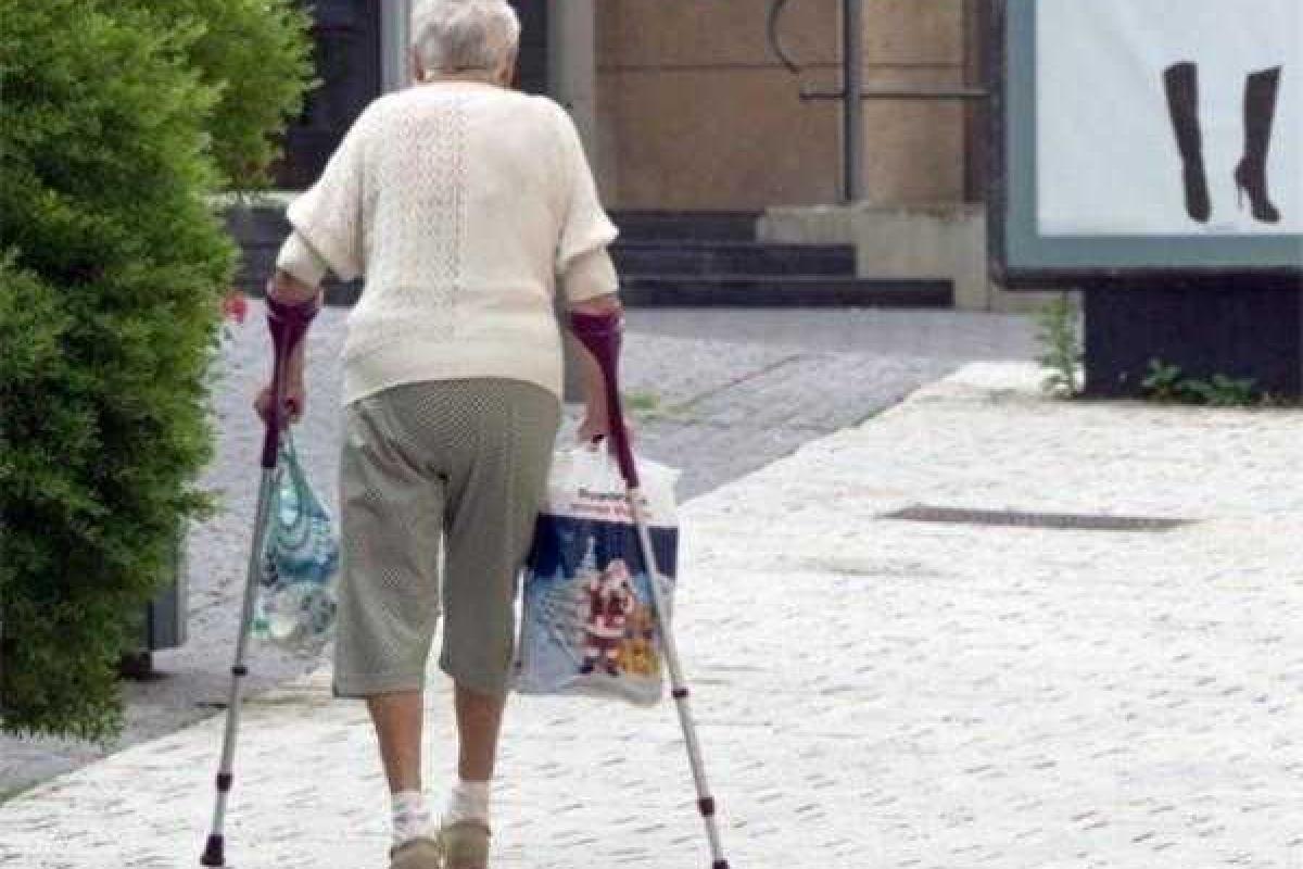 В России призошло жуткоое ДТП: грузовик насмерть переехал пенсионерку на костылях (18+) В России призошло жуткоое ДТП: грузовик насмерть переехал пенсионерку на костылях (18+)