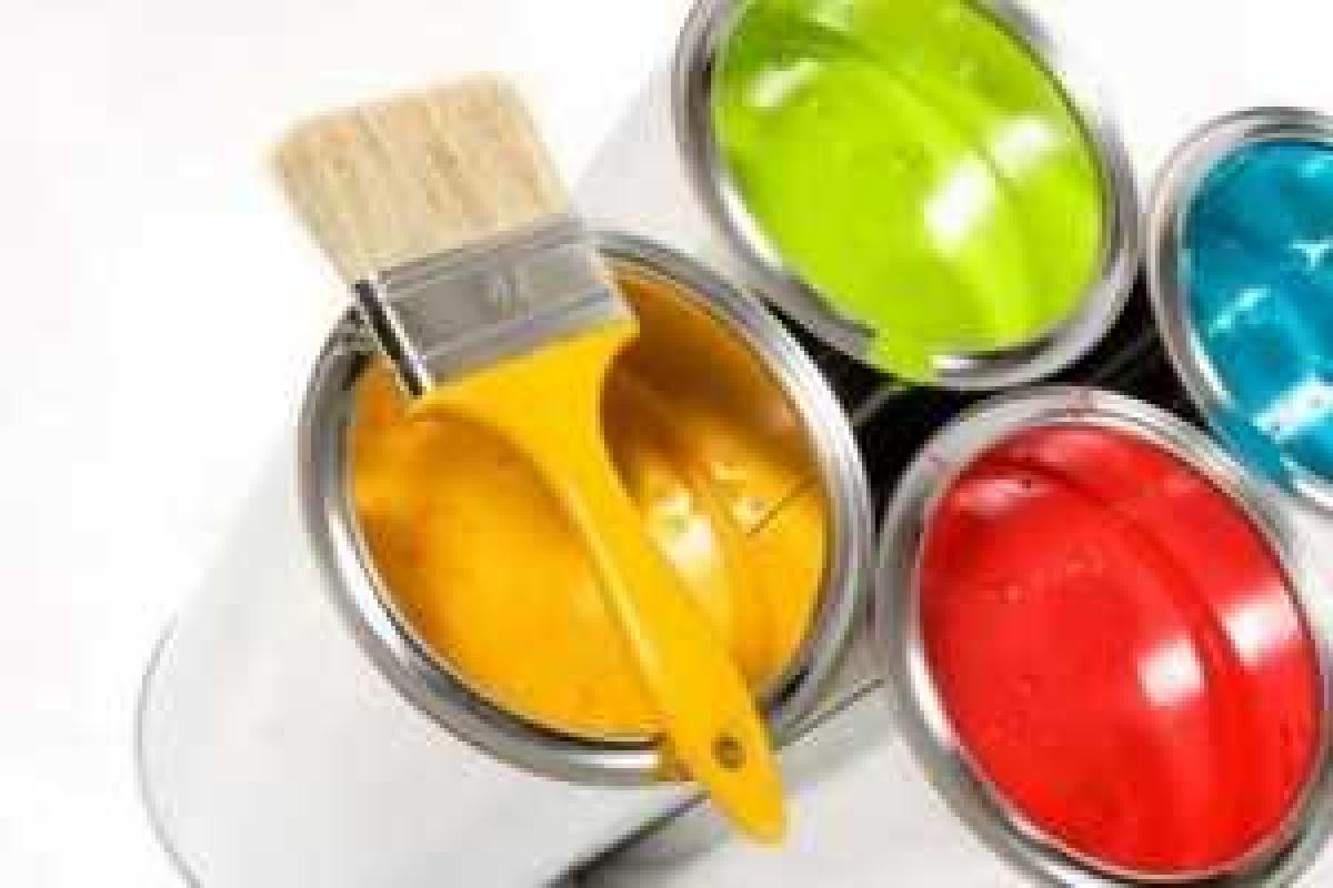 Украинские флаги в Крыму заставили коммунальщиков красить асфальт Украинские флаги в Крыму заставили коммунальщиков красить асфальт